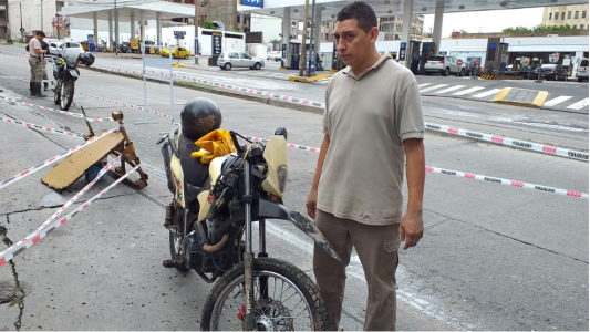 Salía con su moto de la cochera y se lo tragó la tierra