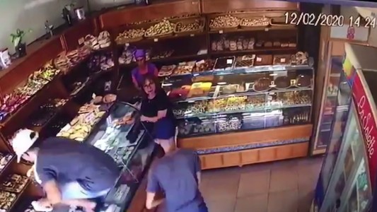 Así fue el robo de menos de un minuto a la panadería de barrio Candioti