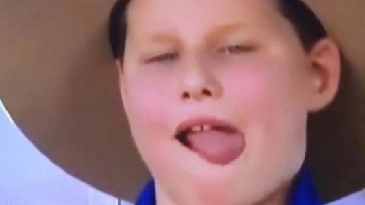 Video: el momento en que un nene atrapa moscas con la lengua y se las come