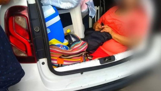 Multaron a un argentino en Florianópolis por llevar a su suegra en el baúl del auto