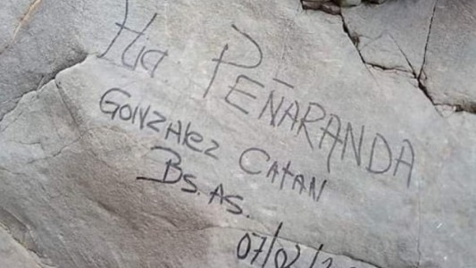 Familia de Gonzalez Catán que pintó rocas en el Cañón del Atuel pagará la limpieza