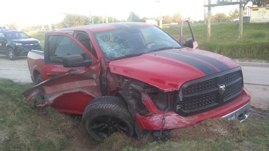 Un ex síndico de Colón chocó tres vehículos y luego destrozó la comisaría