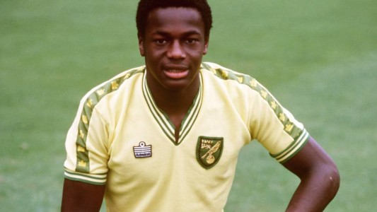 Incluyen en el Salón de la fama al primer futbolista profesional que reivindicó en forma pública su homosexualidad