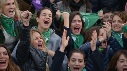 Actrices y músicas se unen al pañuelazo para exigir que el aborto sea legal, seguro y gratuito