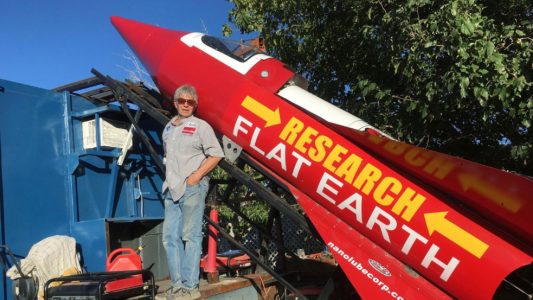 Murió el terraplanista Mike Hughes en un fallido lanzamiento del cohete con el que intentaba demostrar su teoría