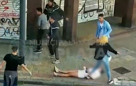 La Plata: una joven le pegó más de 10 patadas a otra y le robó el celular