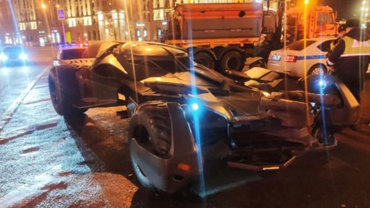 Video: detuvieron al falso Batman por recorrer las calles de Moscú con un "Batimóvil" casero