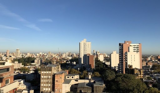 Domingo caluroso con sol a pleno en la ciudad de Santa Fe