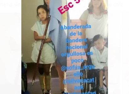 Vuelta a clases: sin manos y con prótesis en las piernas, es abanderada