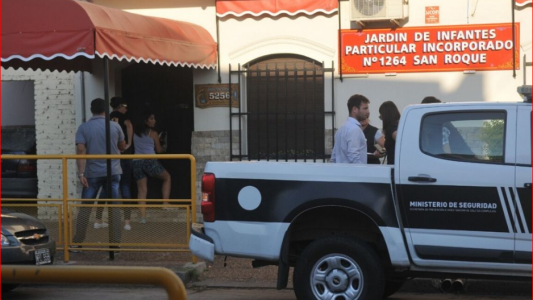 Padres y madres de los alumnos del jardín San Roque se concentran para pedir explicaciones