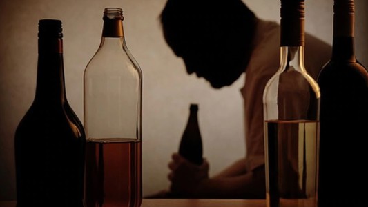 Tomaron alcohol adulterado creyendo que curaba el coronavirus: 27 muertos