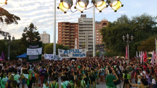 Las mujeres santafesinas se hicieron sentir en la marcha de este lunes