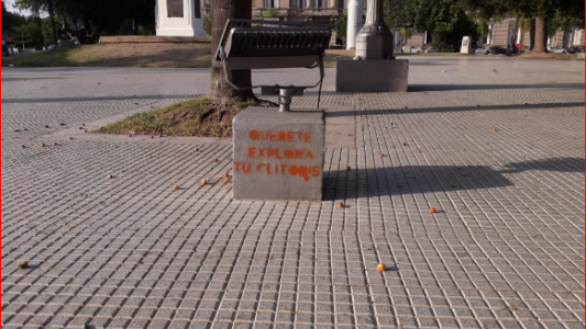 Pintadas en la Plaza de Mayo luego de la marcha de ayer