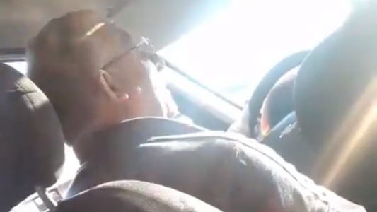 VIDEO: una joven grabó el momento en el que un remisero la acosaba