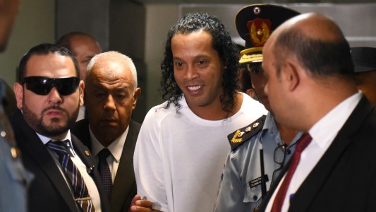 Por riesgo de fuga, ratifican la prisión preventiva de Ronaldinho en Paraguay