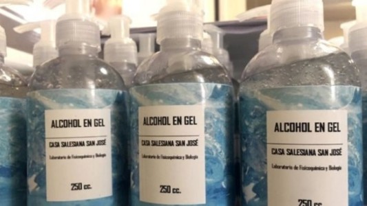 Docentes del colegio San José de Rosario fabricaron 40 kilos de alcohol en gel