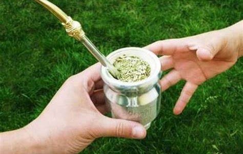 Coronavirus: recomiendan evitar saludos con besos y no compartir el mate