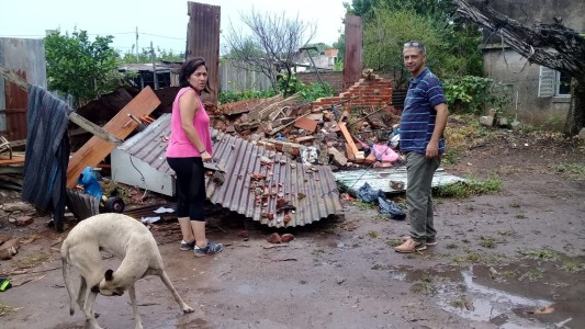 Voladura de techos y árboles caídos tras fuerte temporal en Laguna Paiva