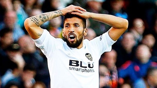 El jugador argentino Ezequiel Garay dio positivo con coronavirus