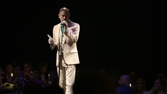 El líder de REM da consejos contra el coronavirus tras cantar hit sobre el fin del mundo