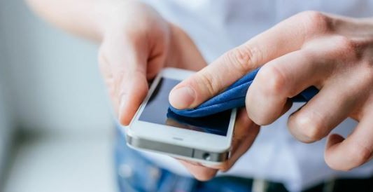 Video: la mejor forma de desinfectar el celular para eliminar bacterias y virus