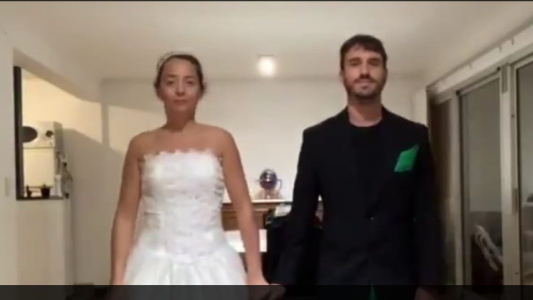 Dos rosarinos simularon su boda en las redes y sus amigos le hicieron una fiesta virtual