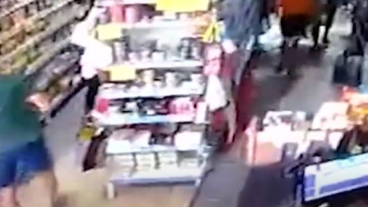 En plena cuarentena, irrumpieron en grupo en un supermercado y robaron cervezas