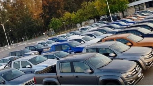 Automotrices entregan vehículos para que el personal de salud y seguridad se transporte