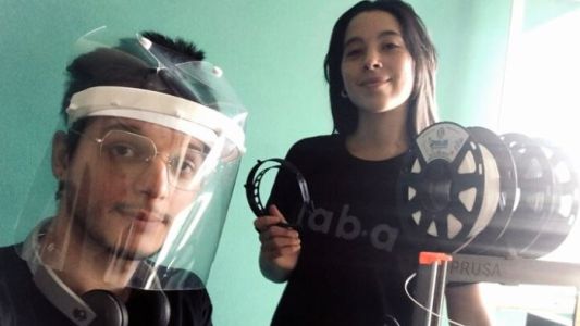 Comunidad virtual de argentinos fabrica y regala mascarillas para hospitales