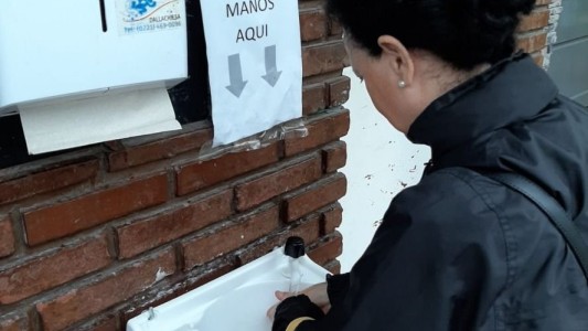 Por la falta de alcohol en gel, un supermercado puso una bacha para lavarse las manos