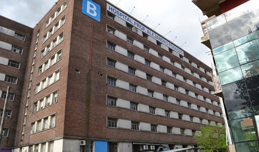 Una mujer con coronavirus recibió el tratamiento del médico francés en el Hospital Posadas