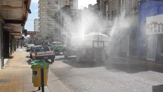 Prueba piloto en Azul para desinfectar las calles con un camión que rocía lavandina diluida