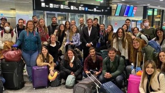 Coronavirus: llegaron al país médicos y enfermeros de Europa para sumarse al operativo sanitario