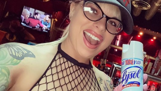 Coronavirus: las stripers se pasaron del caño al delivery de comida