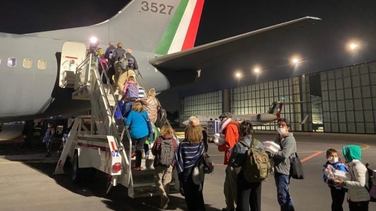 Llegó el primer vuelo desde México con argentinos varados