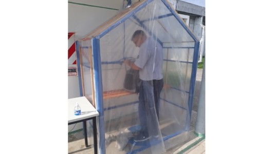 Presos bonaerenses crearon un sistema de cabinas de desinfección para luchar contra el COVID-19