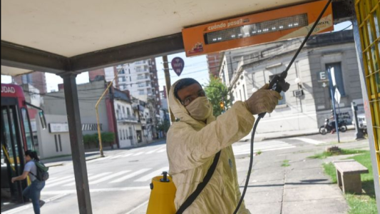 La Municipalidad desinfecta garitas de colectivos y las principales avenidas