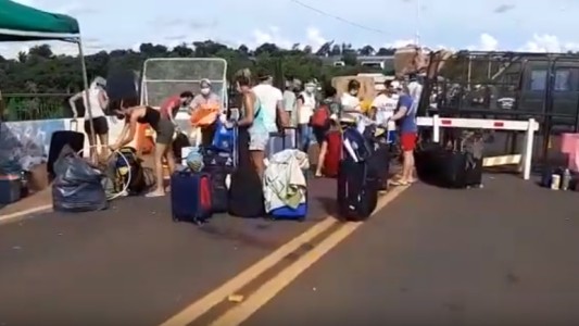 "Por única vez y por razones humanitarias": dejaron ingresar a argentinos varados en el puente fronterizo en Iguazú