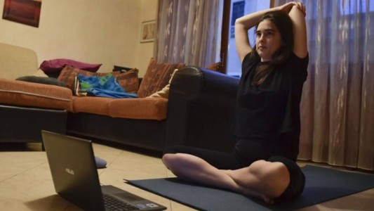 Médicos recomiendan clases en redes sociales para hacer ejercicio físico en cuarentena