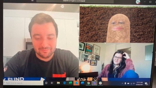 Delicias del teletrabajo: activó por accidente un filtro y asistió a reunión como una "papa"