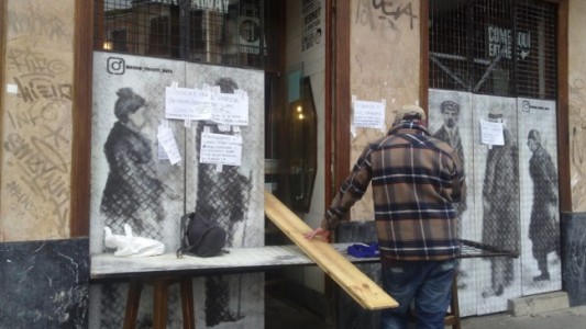 Un argentino cocina en su local para darle de comer gratis a 100 personas en Madrid