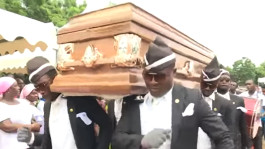 Video: la historia detrás del meme de los africanos bailando con un ataúd