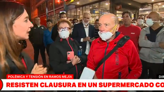 Con barbijo, Alfredo Coto encabezó una protesta por el cierre de uno de sus supermercados