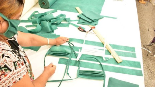 Desde la economía social confeccionan 3800 barbijos para empleados municipales