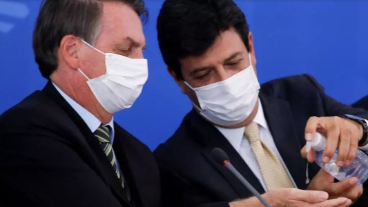 El Ministro de Salud de Brasil quebró el brazo de Bolsonaro: sigue en el cargo