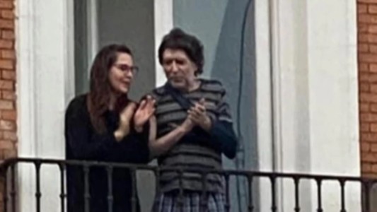 Tras caerse del escenario, reapareció Sabina para aplaudir a los médicos que luchan contra el coronavirus