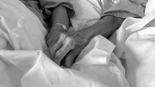 Están casados hace 50 años, los internaron por coronavirus y pidieron que les junten sus camas