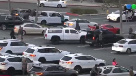 VIDEO: Estadounidenses agradecen a los médicos con bocinazos y luces intermitentes