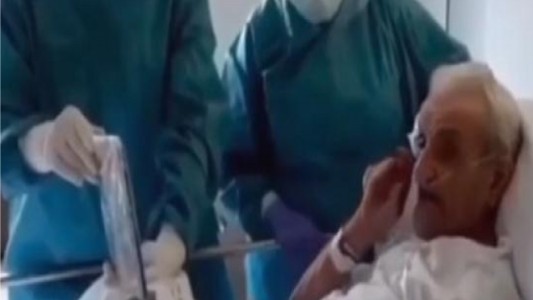 Video: el momento en que un anciano internado con coronavirus se comunica con "el amor de su vida"