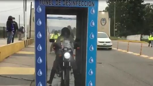 Coronavirus: el túnel de desinfección para motos y peatones en Tucumán